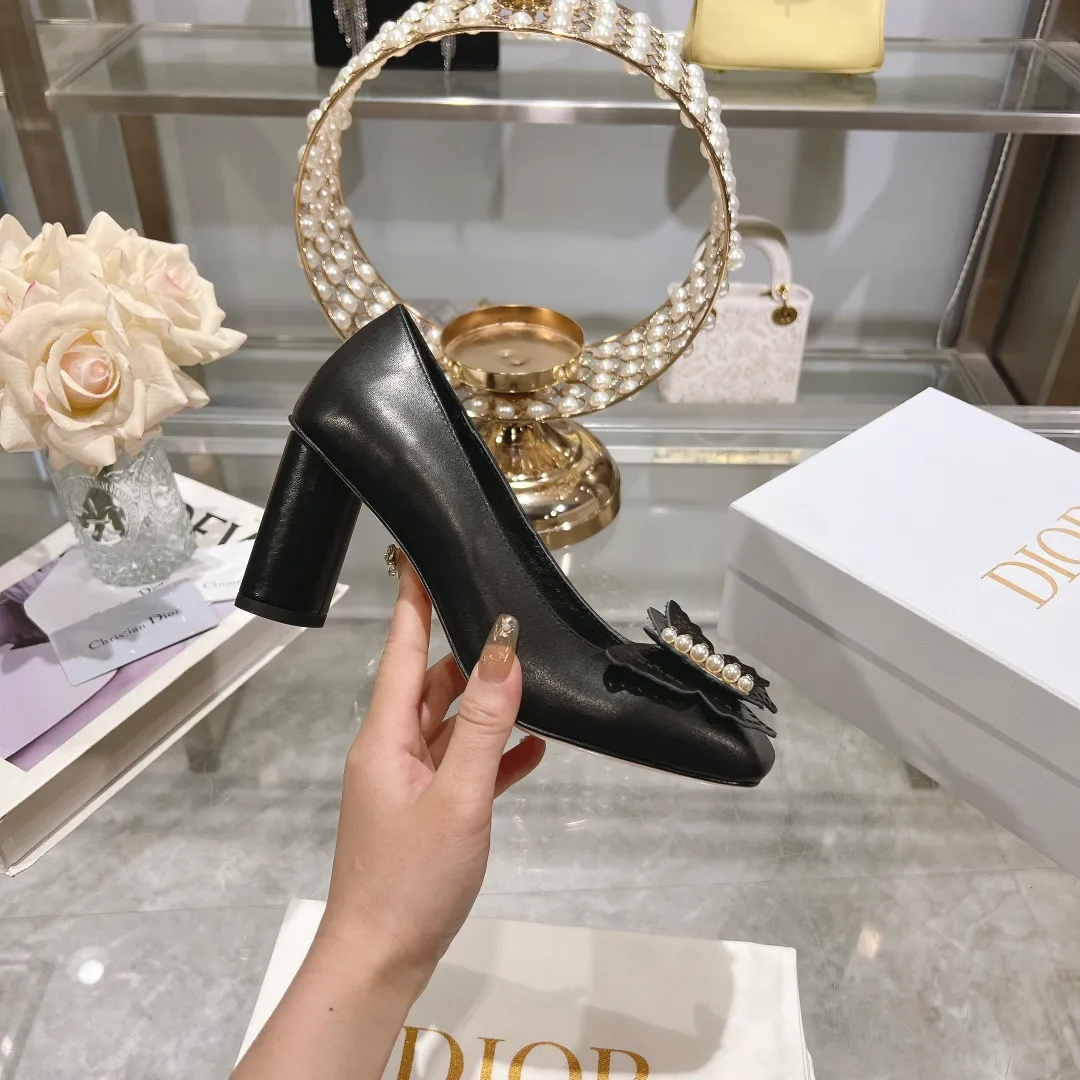 👟👟Ex-factory price 560👟👟 2024 early spring new style ◼️Dior ◼️Dior spring and summer latest fashion show haute couture series sandals Bow Mary Jane ——— Ldylle retro Roman style doll women's sandals CD pearl five metal buckle bow low-heeled women's single shoes Original development top high-end version Material: imported cow patent leather upper + water-dyed sheepskin lining + original molded pearl buckle + Italian genuine leather outsole Size: 34-40 (34.40. Customization is non-refundable and non-exchangeable) Heel height: 4.5cm 8.5cm